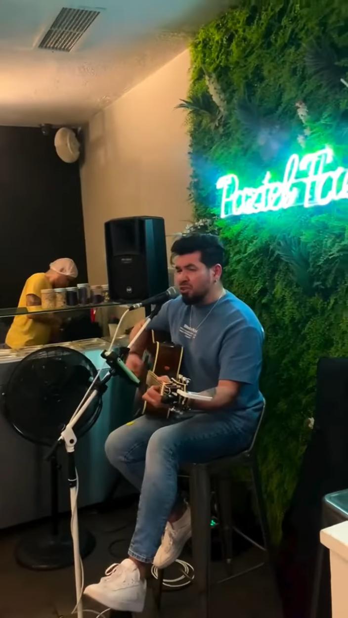 Dan Queiroz a cantar e a tocar viola ao vivo nas Sextas Sertanejas do Paztel Factory Alcântara